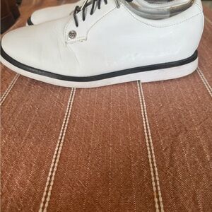 G/FORE White and Black woman Oxfords